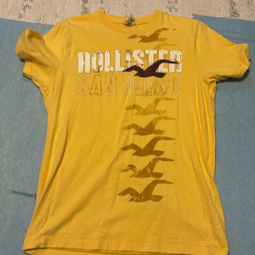 Hollister yellow tshirt size medium men